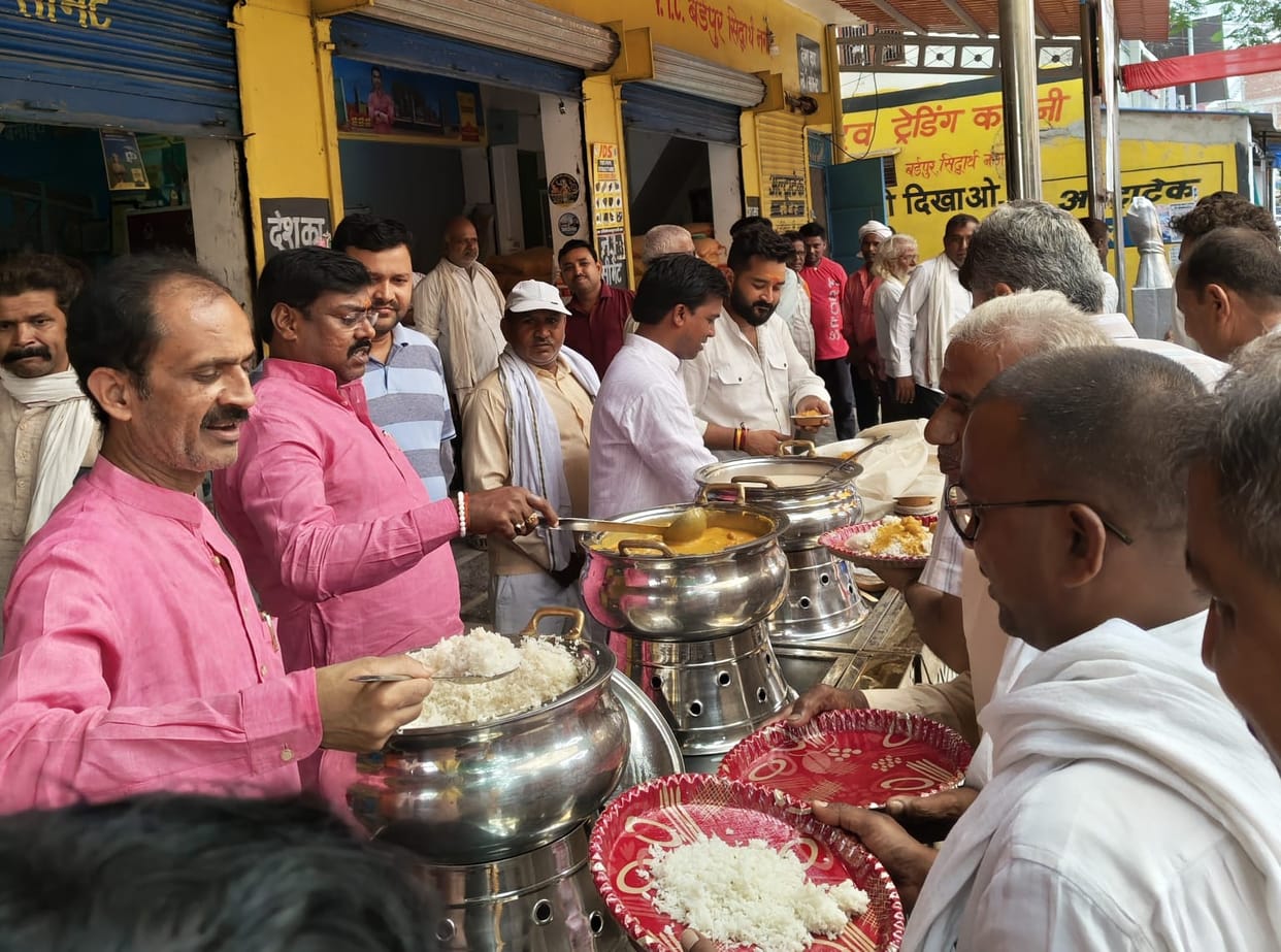 Bhajan-Kirtan in temples, queue for Prasad in Bhandaars