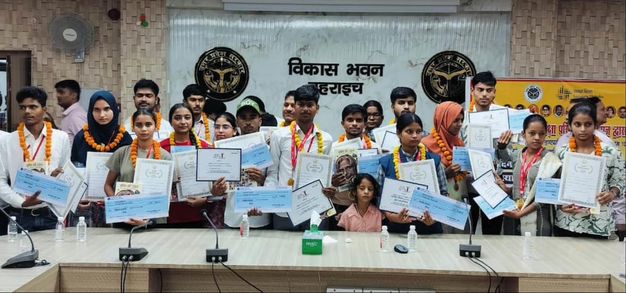 22 meritorious students of Bahraich honored
