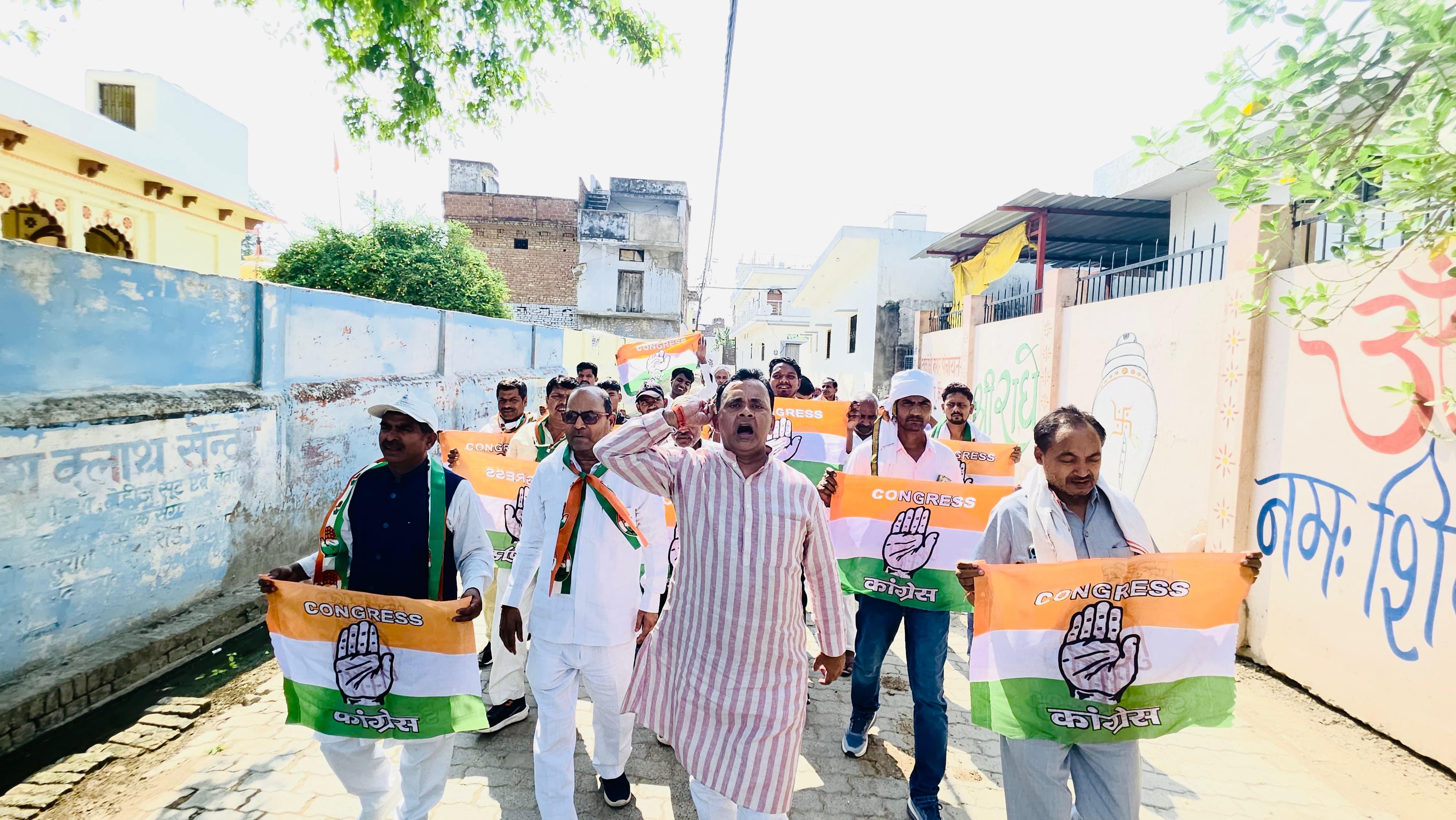 बिजली व सिलिंडर के दामों में बढ़ोत्तरी को लेकर प्रदर्शन करते  कांग्रेसी। स्रोत: स्वयं