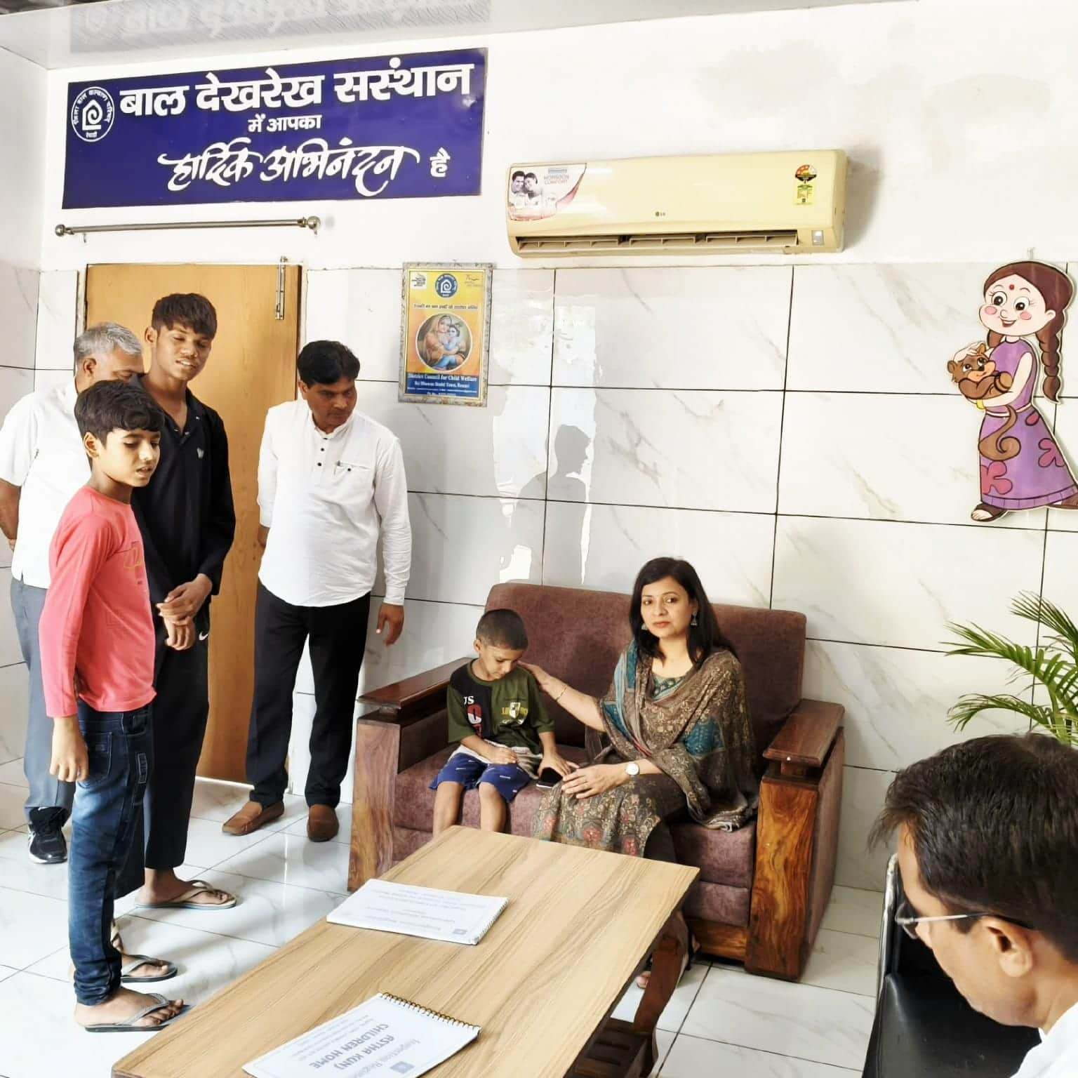 बाल गृह एवं दत्तक ग्रहण अभिकरण का निरीक्षण करतीं डॉ. रेनू सोलखे। स्रोत : प्रशासन