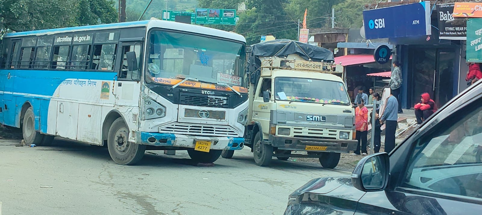 चंपावत कोतवाली के पास एनएच पर पिथौरागढ़ डिपो की खड़ी खराब बस। संवाद