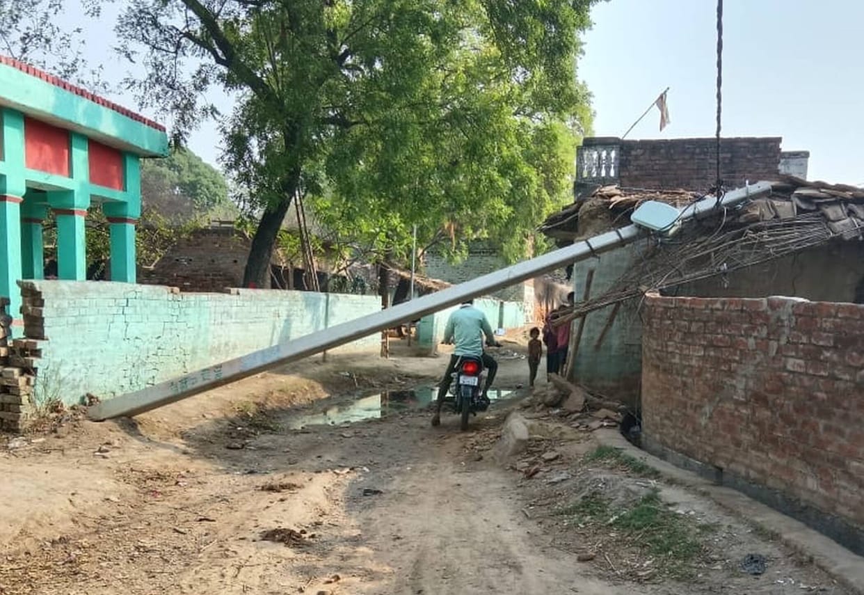 A broken pole has been lying on the road for four days, causing traffic to halt.