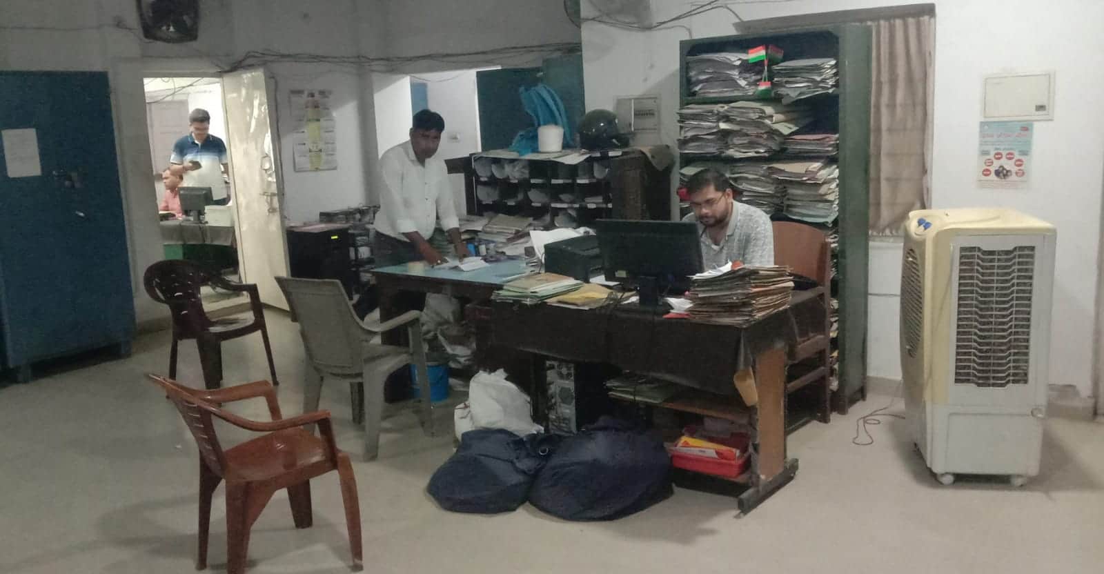 फोटो - 13 रोजाना की तरह कामकाज करते कर्मचारी। संवाद