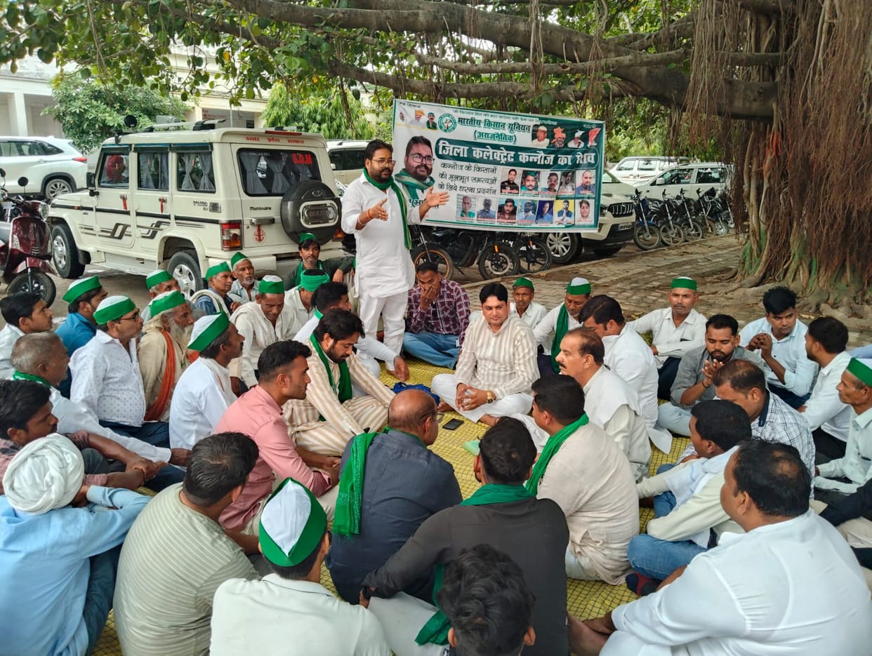 Farmers protested in the Collectorate premises and submitted a memorandum.
