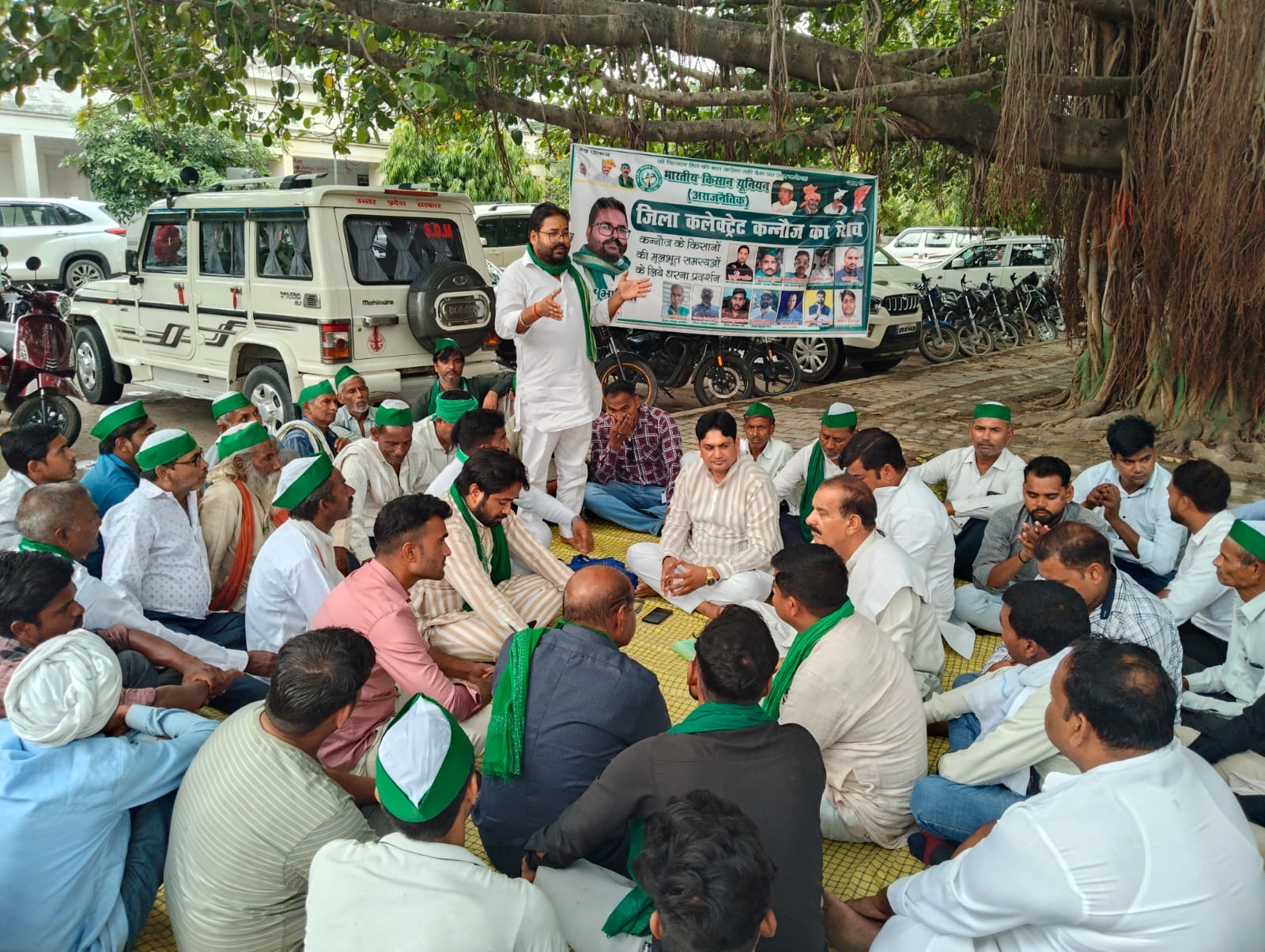 फोटो :15: कलक्ट्रेट परिसर में धरना प्रदर्शन करते भाकियू अराजनैतिक के पदाधिकारी। संवाद