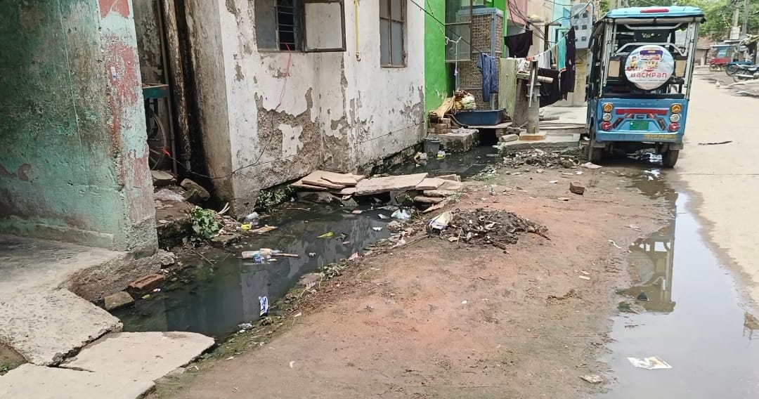 Free housing, no relief from dirt and waterlogging, no solution even after repeated complaints, complaint to the District Magistrate