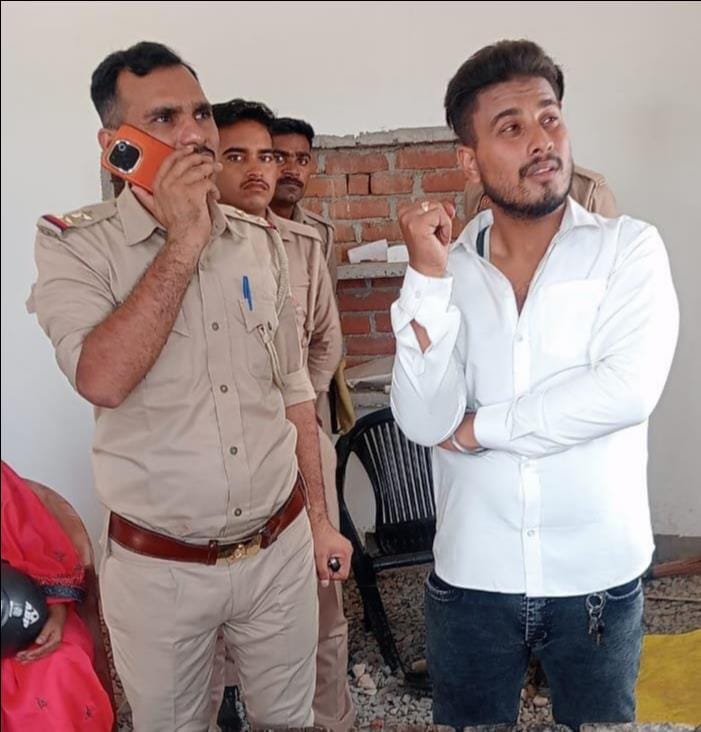 In broad daylight, miscreants snatched a chain from a woman's neck.