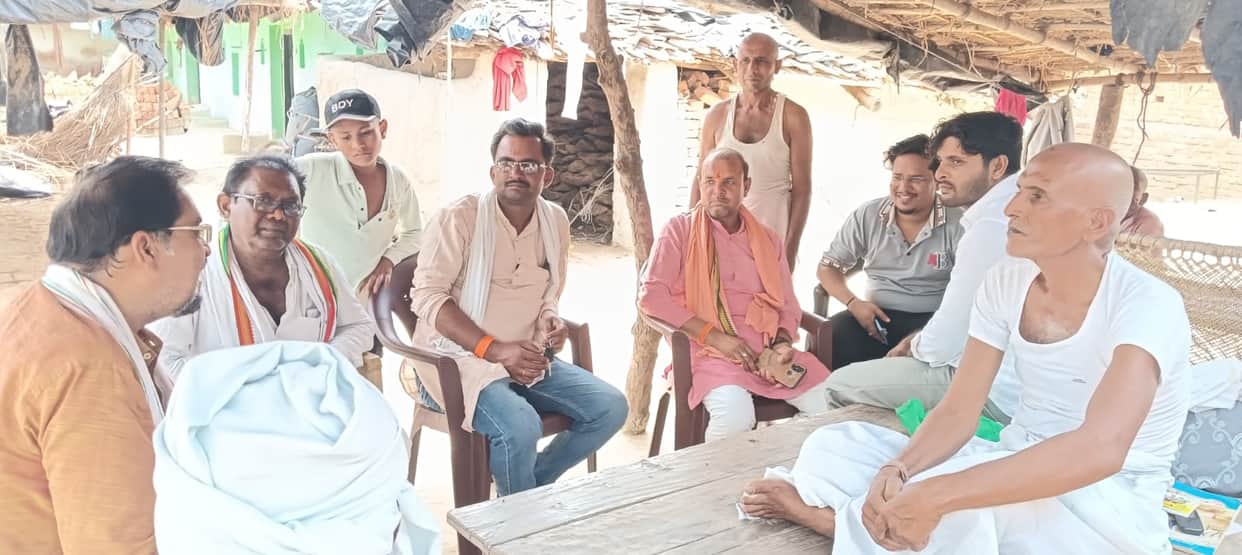 Congress workers visited the homes of those who died in the Bisanda accident and offered condolences.