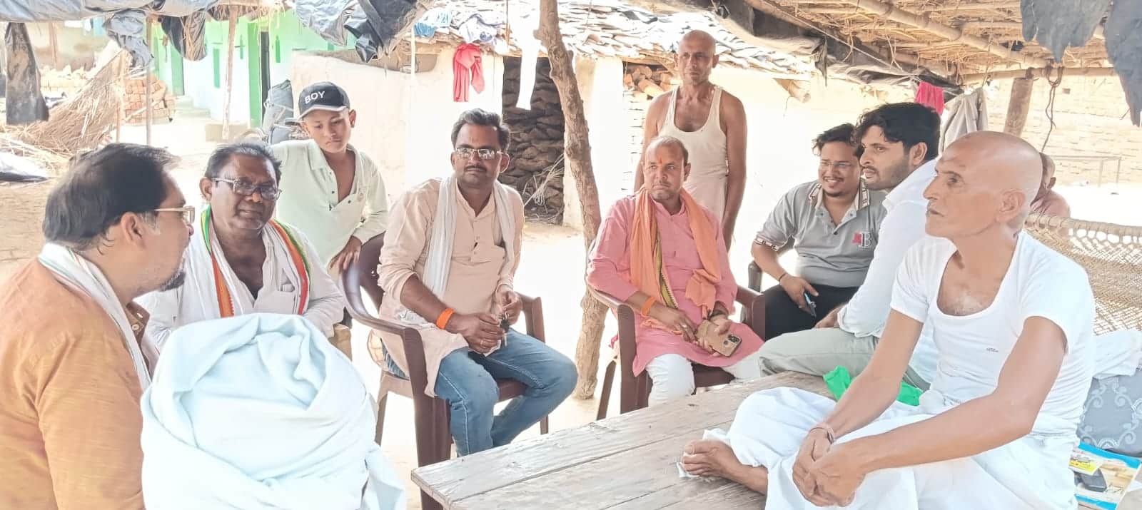 फोटो - 30 हादसे में अपनों को गंवाने वालों को सांत्वना देते कांग्रेसी। स्रोत- संगठन।