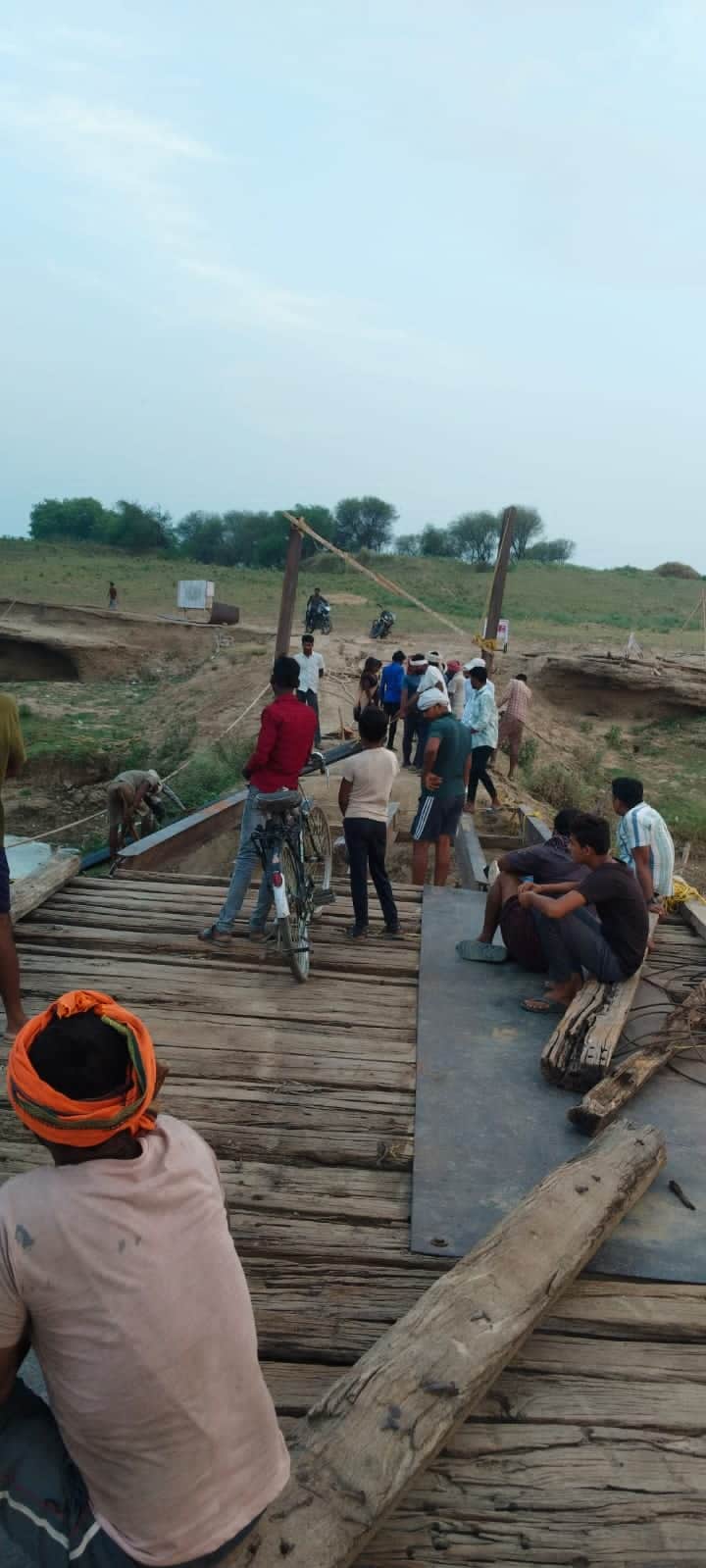 फोटो - 34 पीपे वाले पुल की मरम्मत करते कारीगर। स्त्रोत : ग्रामीण