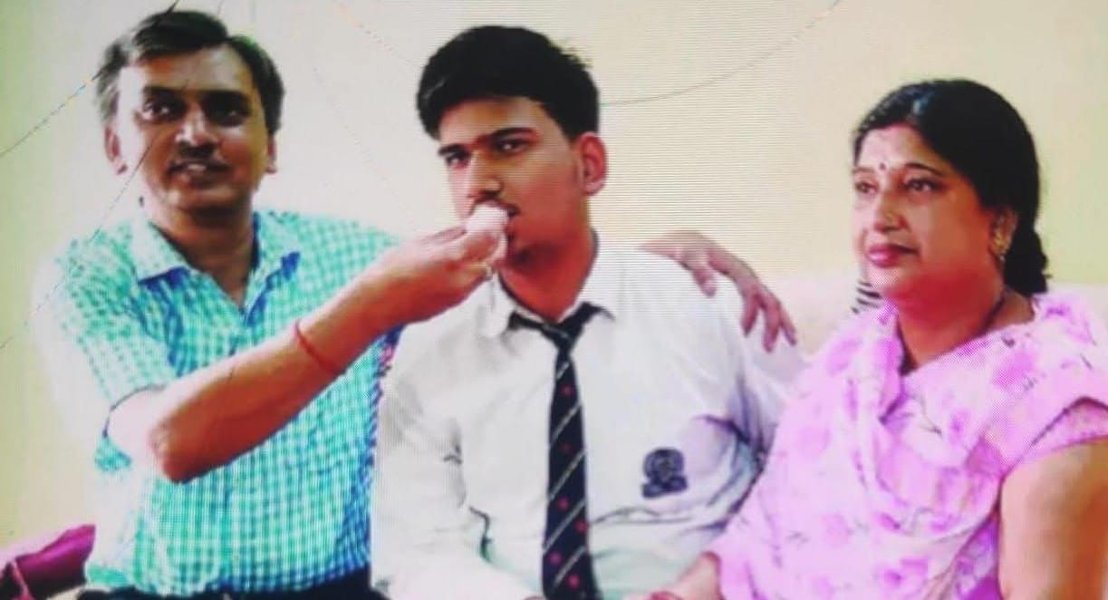 Shivam brought laurels to the district by securing 2145th rank in JEE Advanced