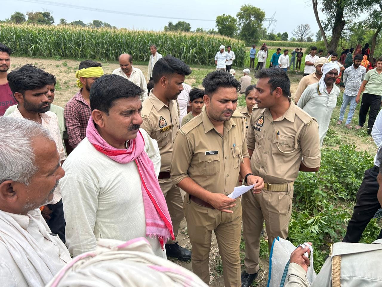 फोटो :40: ग्राम सहियापुर में हत्या की जांच करती पुलिस। संवाद