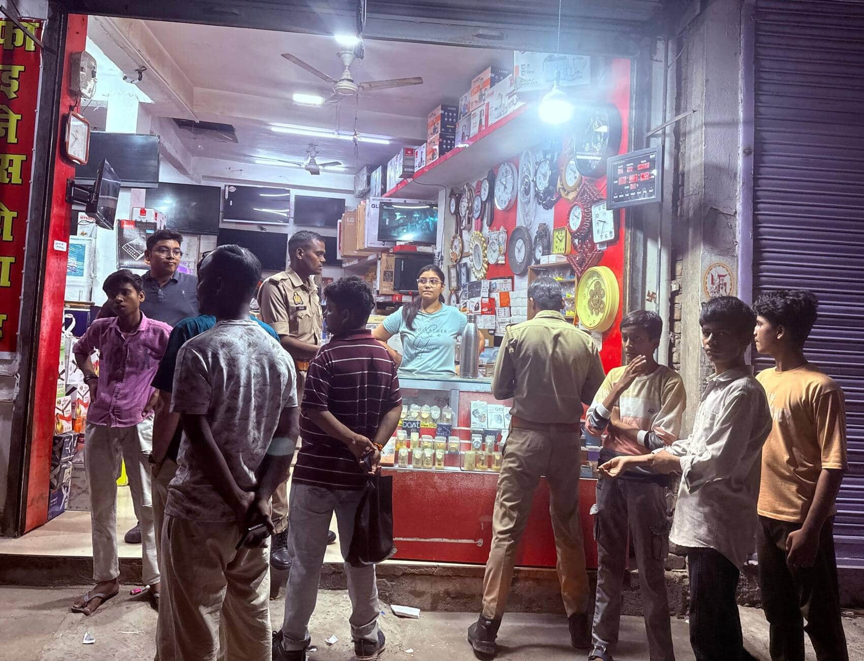 फोटो-43- घटना के बाद दुकान पर जानकारी लेती पुलिस। संवाद