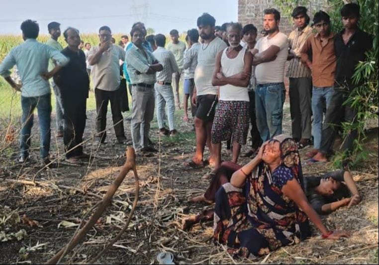 फोटो :48: ग्राम बिलंदापुर में रोते बिलखते परिजन। संवाद