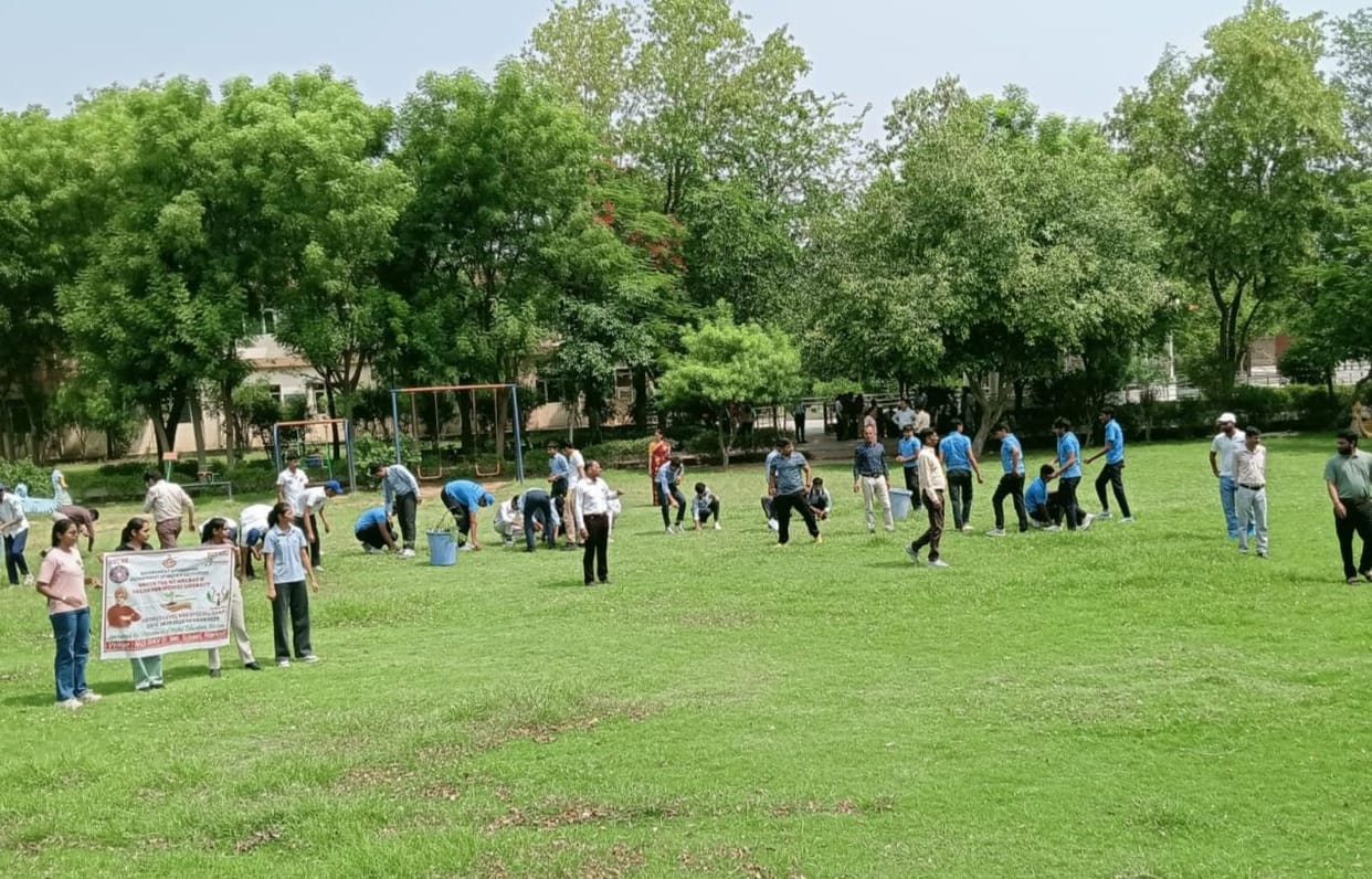 Volunteers took out a rally and gave the message of cleanliness.