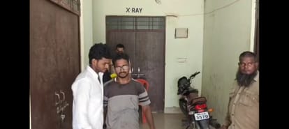 घटनास्थल पर पहुंची पुलिस व ग्रामीण।