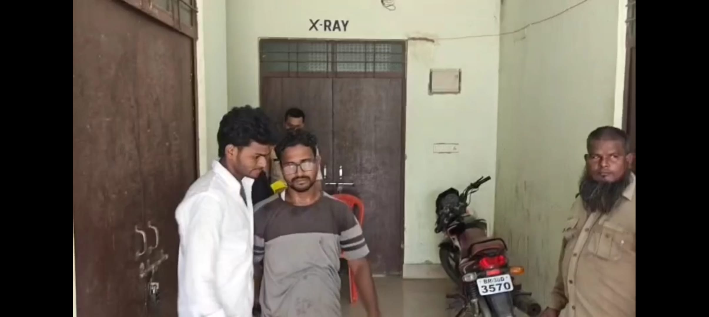 घटनास्थल पर पहुंची पुलिस व ग्रामीण।