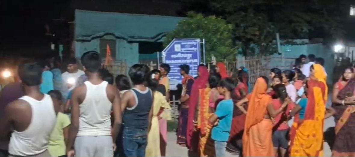 घटनास्थल पर उमड़ी लोगों की भीड़