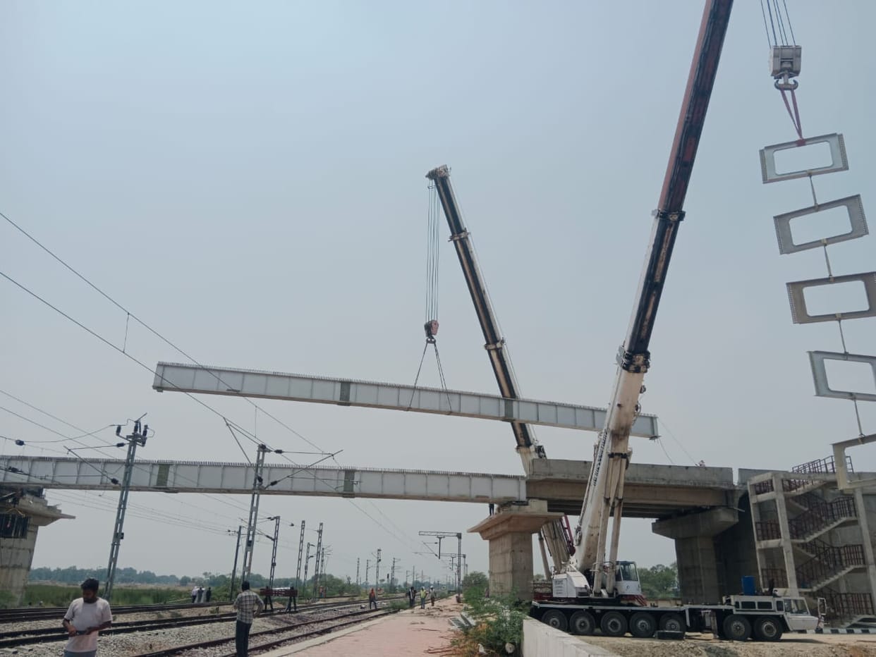 Janghai Flyover: Girders were installed by crane on the second day as well, train operations were halted for two hours.