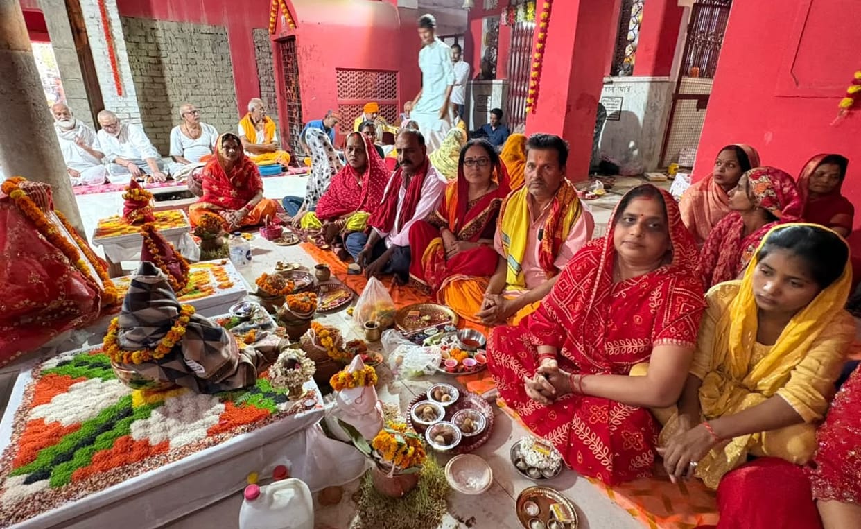 On the third Monday of Purushottam month, devotees thronged the Shiva temples and offered darshan.