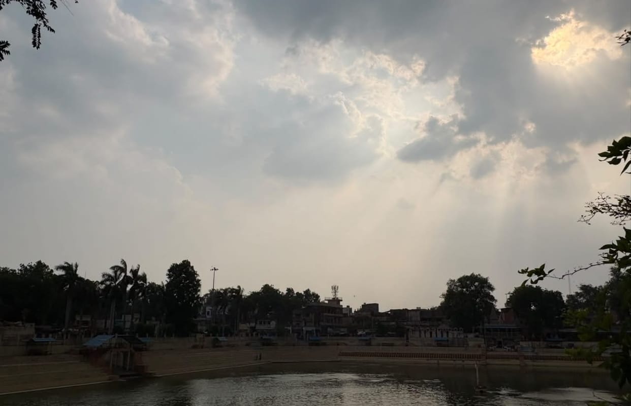 The sun shone brightly until 3 p.m., and by evening, winds blew at a speed of 40 kmph.