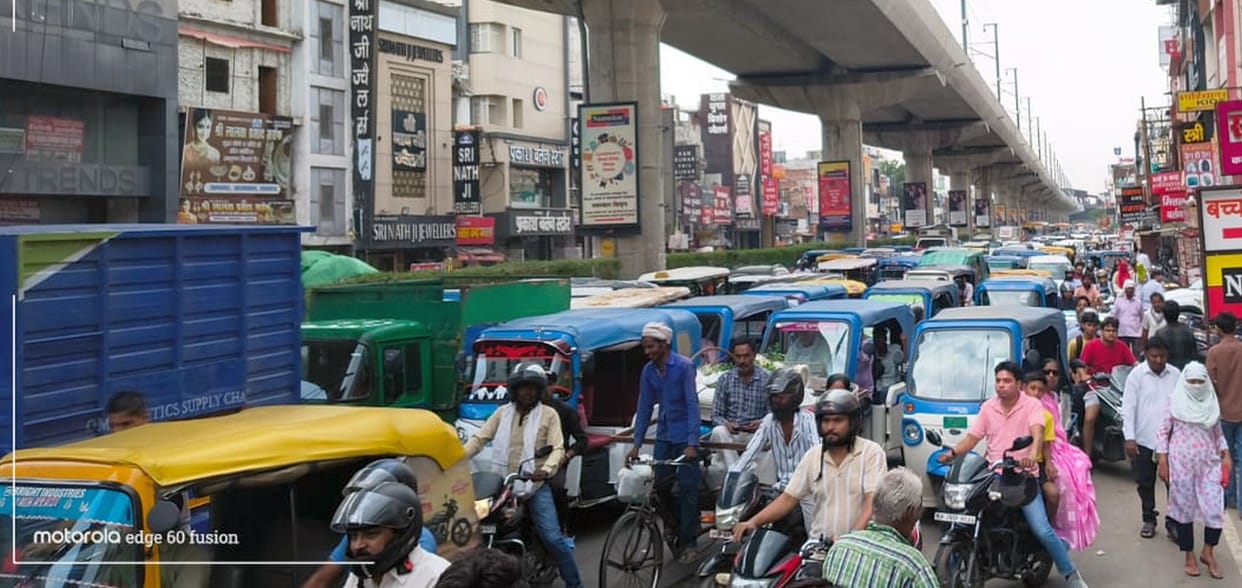 Anger against contaminated water and electricity crisis, Kanpur road blocked and protest