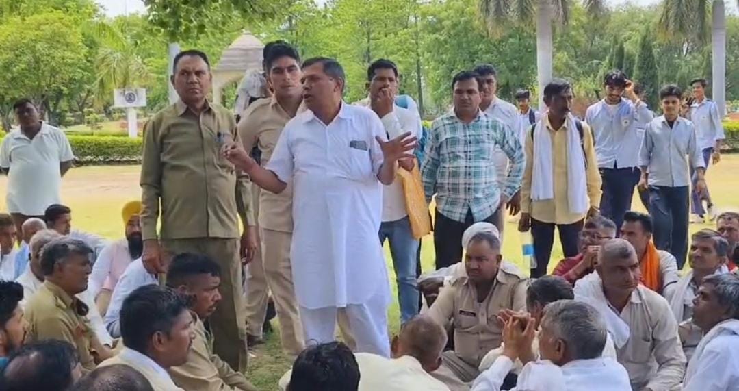 Chowkidars' march to Delhi postponed demanding inclusion in the Sarva Karmachari category