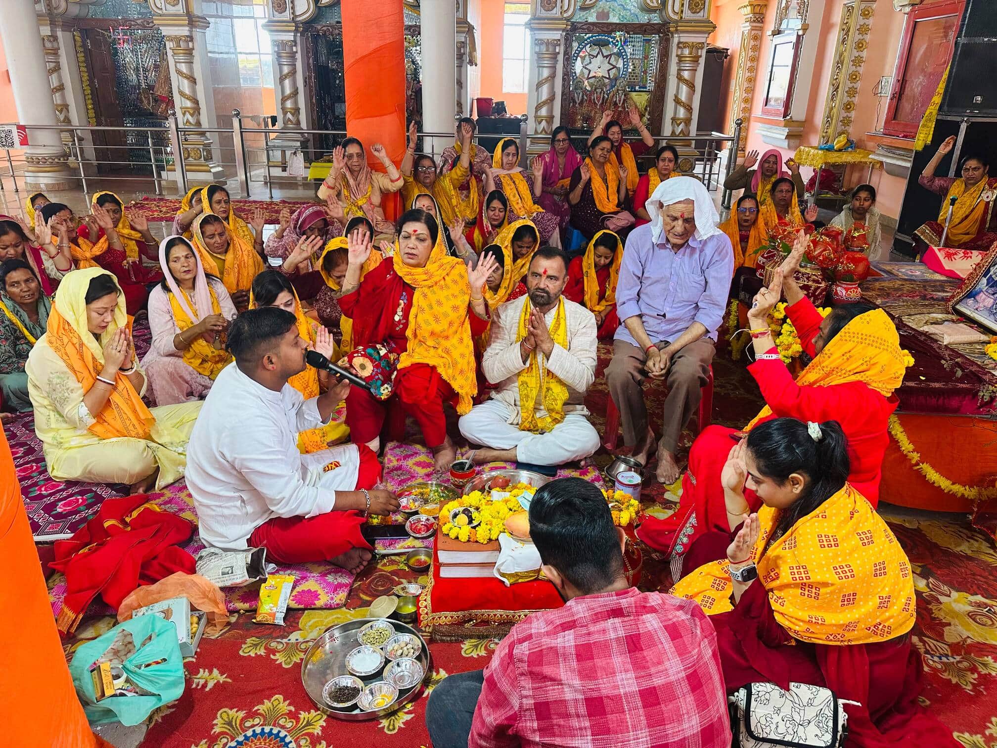 कुरुक्षेत्र। राधा कृष्ण मंदिर में आयोजित श्रीमद्भागवत कथा का पूजन करते आयोजक व अन्य। स्वयं
