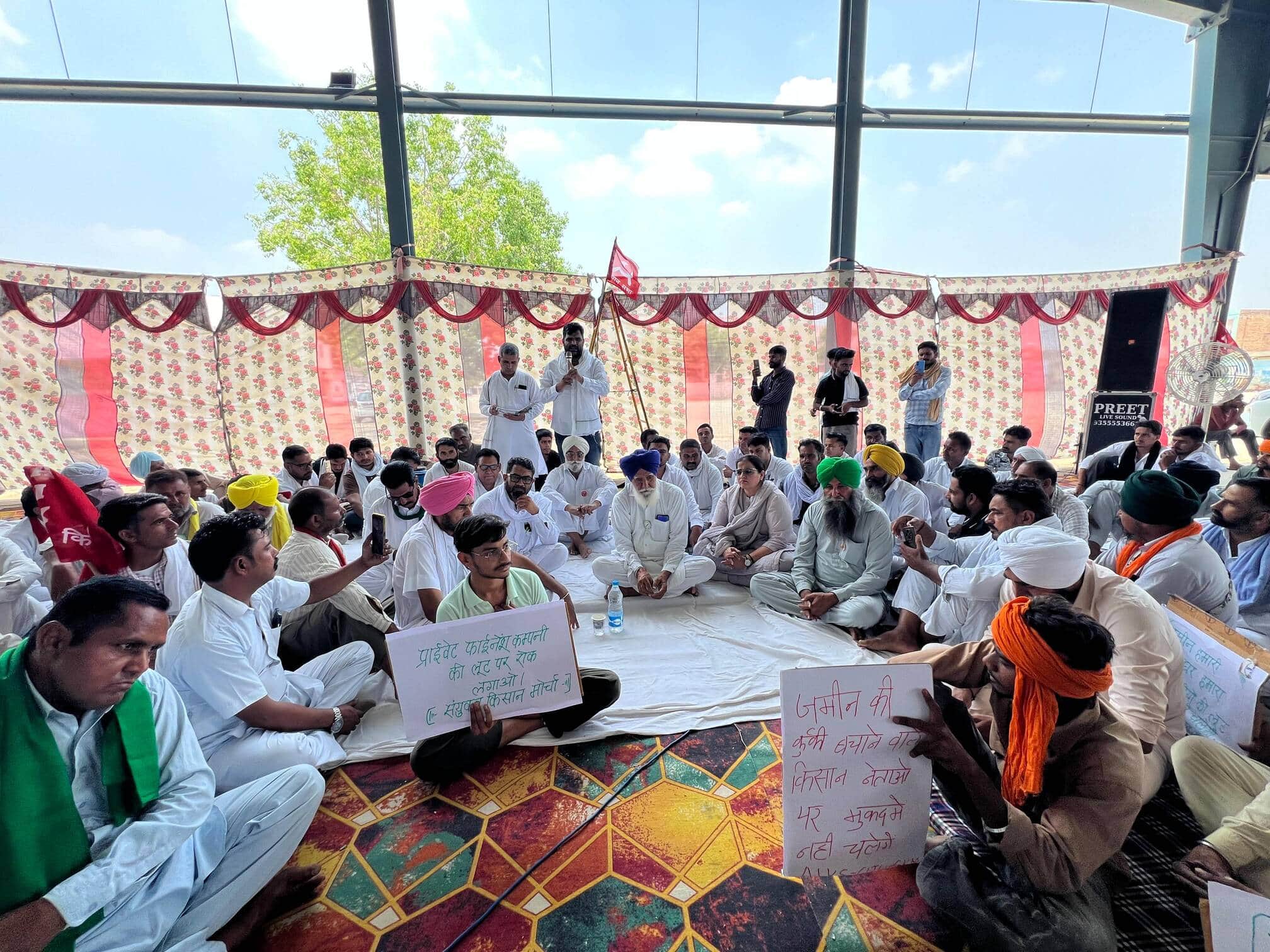  किसान, मजदूर, पीड़ित परिवार व सरपंच प्रदर्शन करते हुए। संवाद
