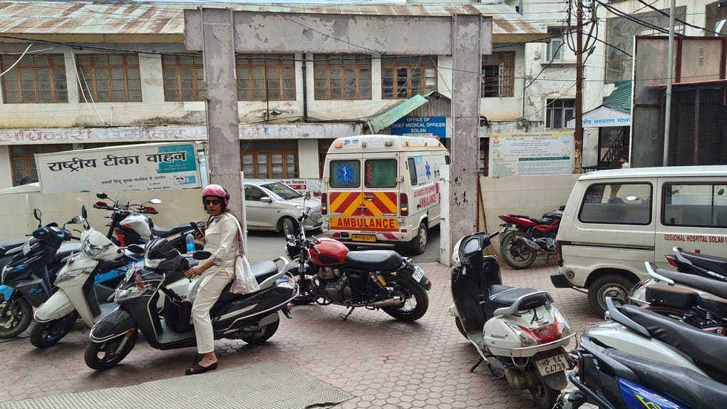 The emergency ward complex has become a parking lot for employees, disrupting the movement of ambulances and patients.