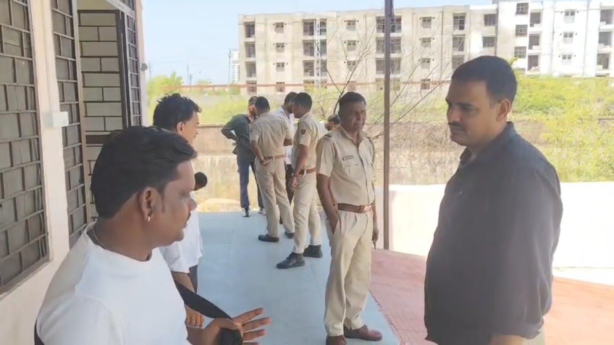 कोटा अस्पताल में कार्रवाई करती झालावाड़ पुलिस