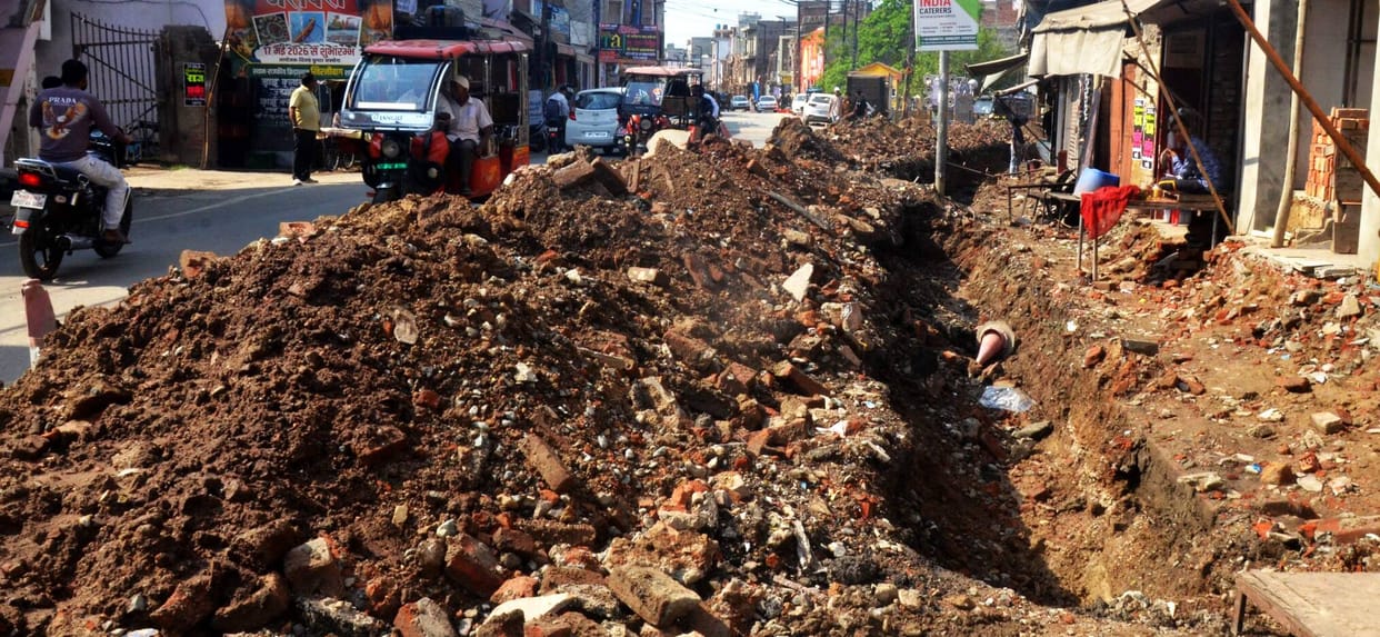 Excavation Begins at Lal Imli Crossing for Green Road Expansion; Traffic Congestion Causes Inconvenience