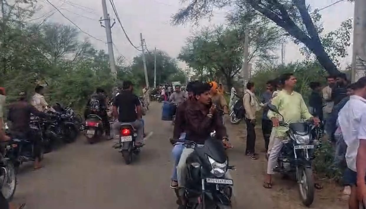 A massive fire broke out in two warehouses of the Jindal Petro Factory in Mandore, burning goods worth lakhs, and billowing smoke in the sky.