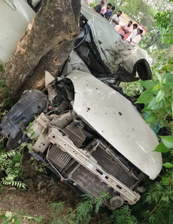 High-speed car collides with tree, four people injured