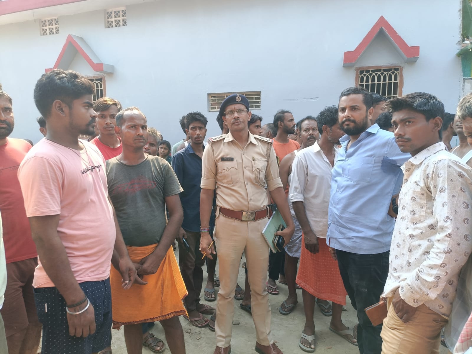 मौके पर मौजूद पुलिस एवं ग्रामीण