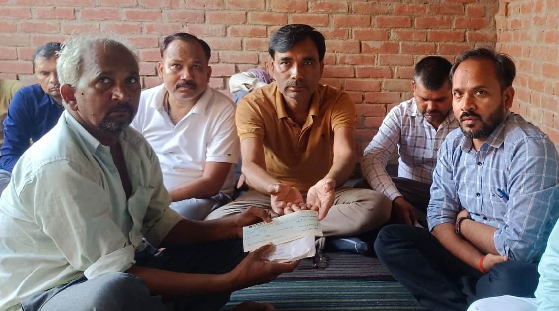 The Electricity Corporation handed over a cheque of Rs 2 lakh to the father of the lineman who died due to electric shock.