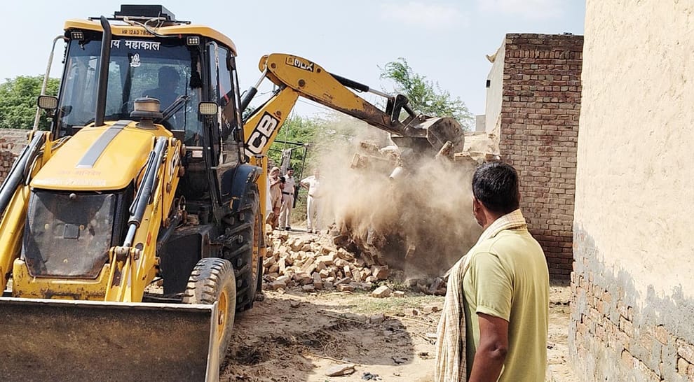 Illegal encroachments removed in two streets of Pilimandori, allegations of discrimination raised
