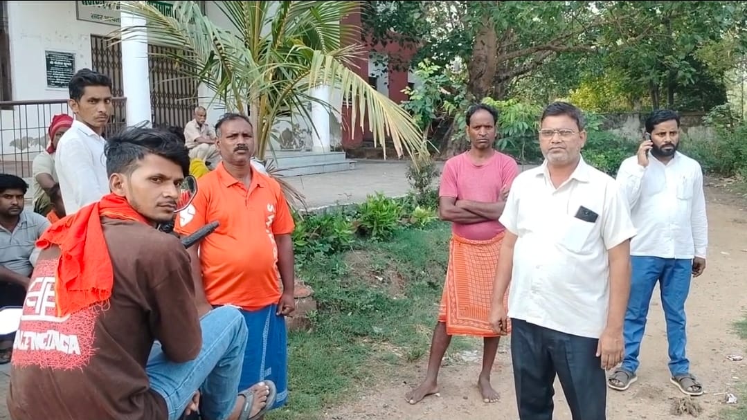 पोस्टमार्टम के दौरान मौजूद परिजन