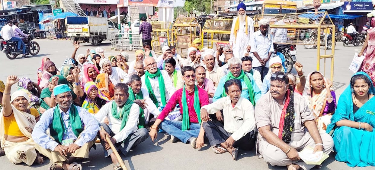 Officials failed to arrive to receive the memorandum for two hours; BKU workers staged a sit-in in protest.