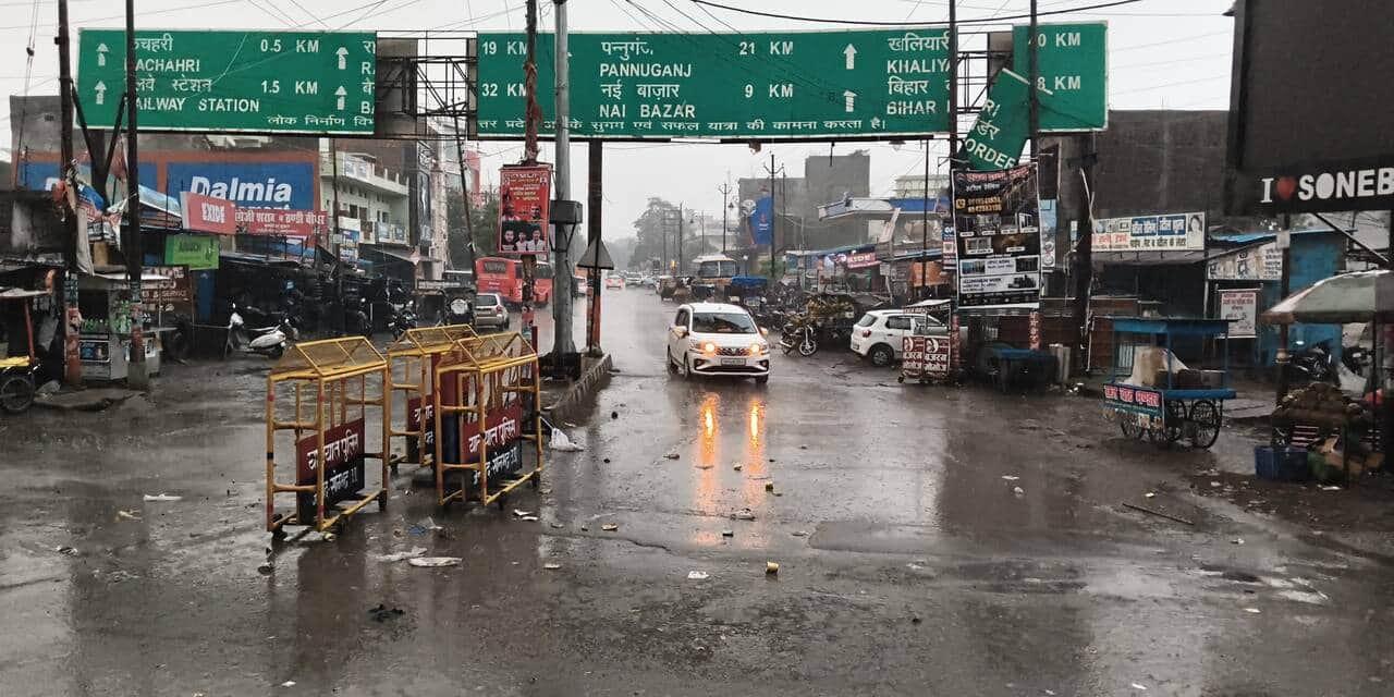रॉबर्ट्सगंज बढ़ौली चौक पर हल्की बारिश का नजारा। संवाद