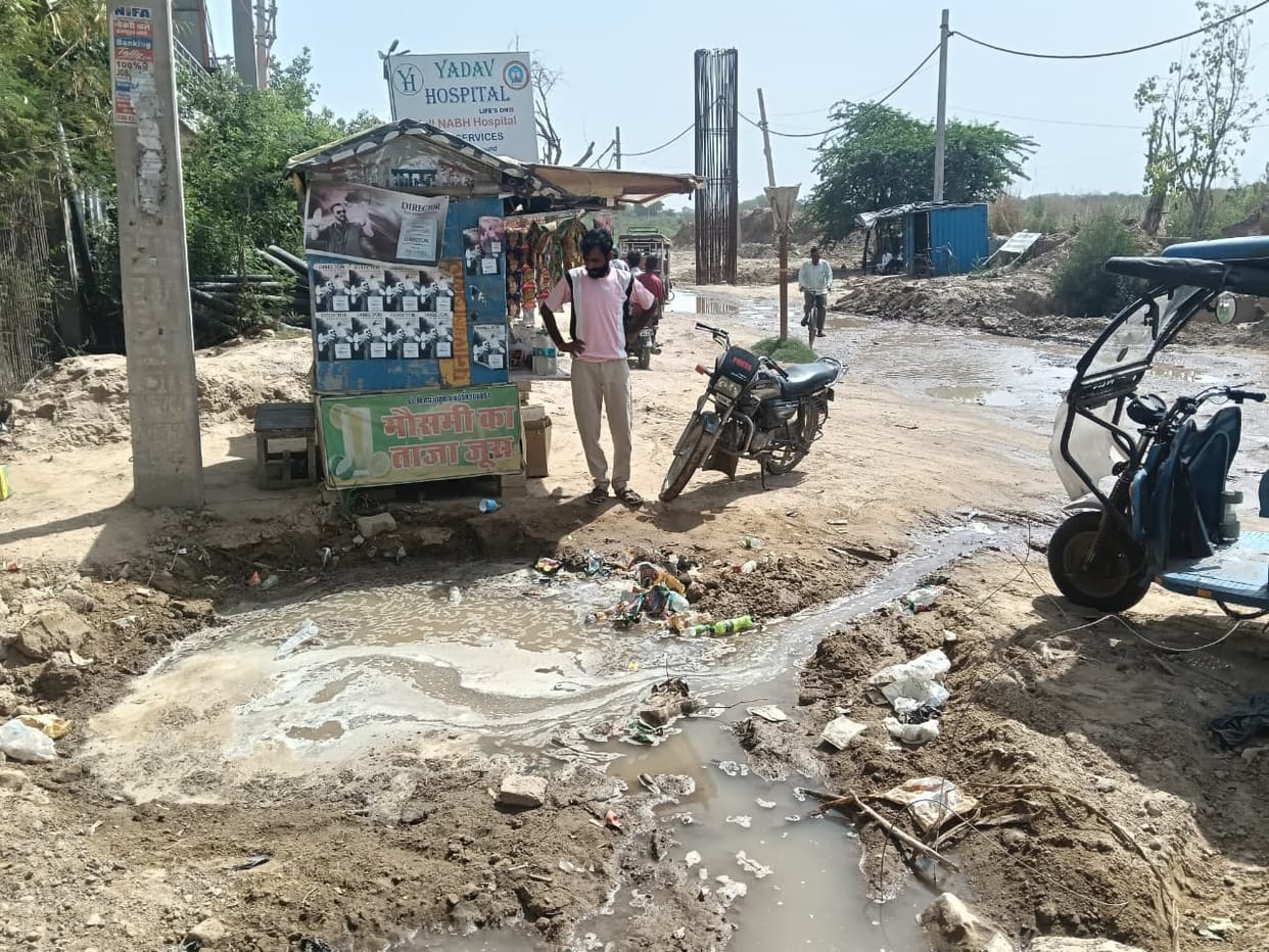 Many areas are thirsty for water, here... thousands of liters of water is flowing into the drains due to leakage.