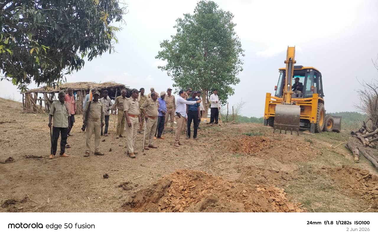रेणुकूट वन विभाग के  वन भूमि पर अवैध अतिक्रमण हटवाती टीम। स्रोत विभाग