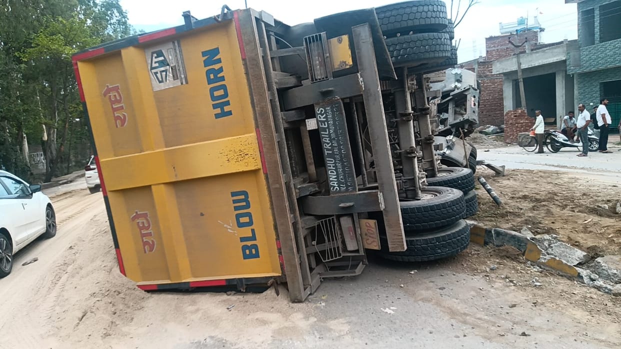 Dumper Overturns, Streetlight Pole Broken