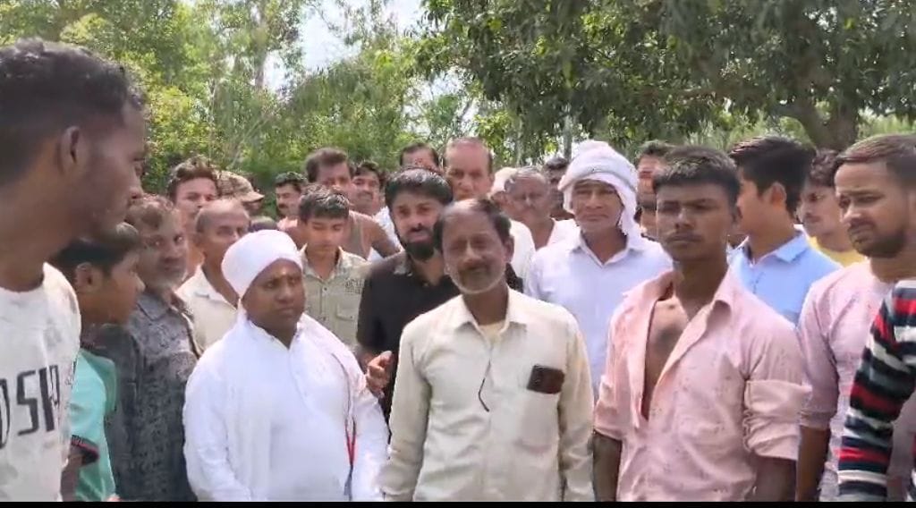 सीतापुर में गमगीन परिजन।