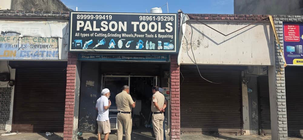 शाहाबाद। दुकान पर जांच के लिए पहुंची पुलिस। संवाद