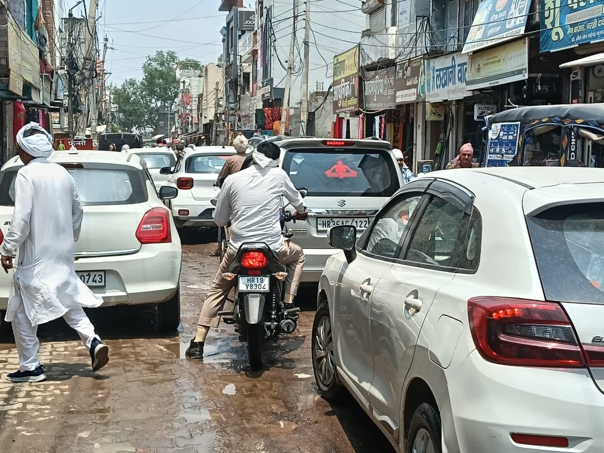 Shopkeepers have encroached upon the market, and the disappearance of the footpath has led to daily traffic jams
