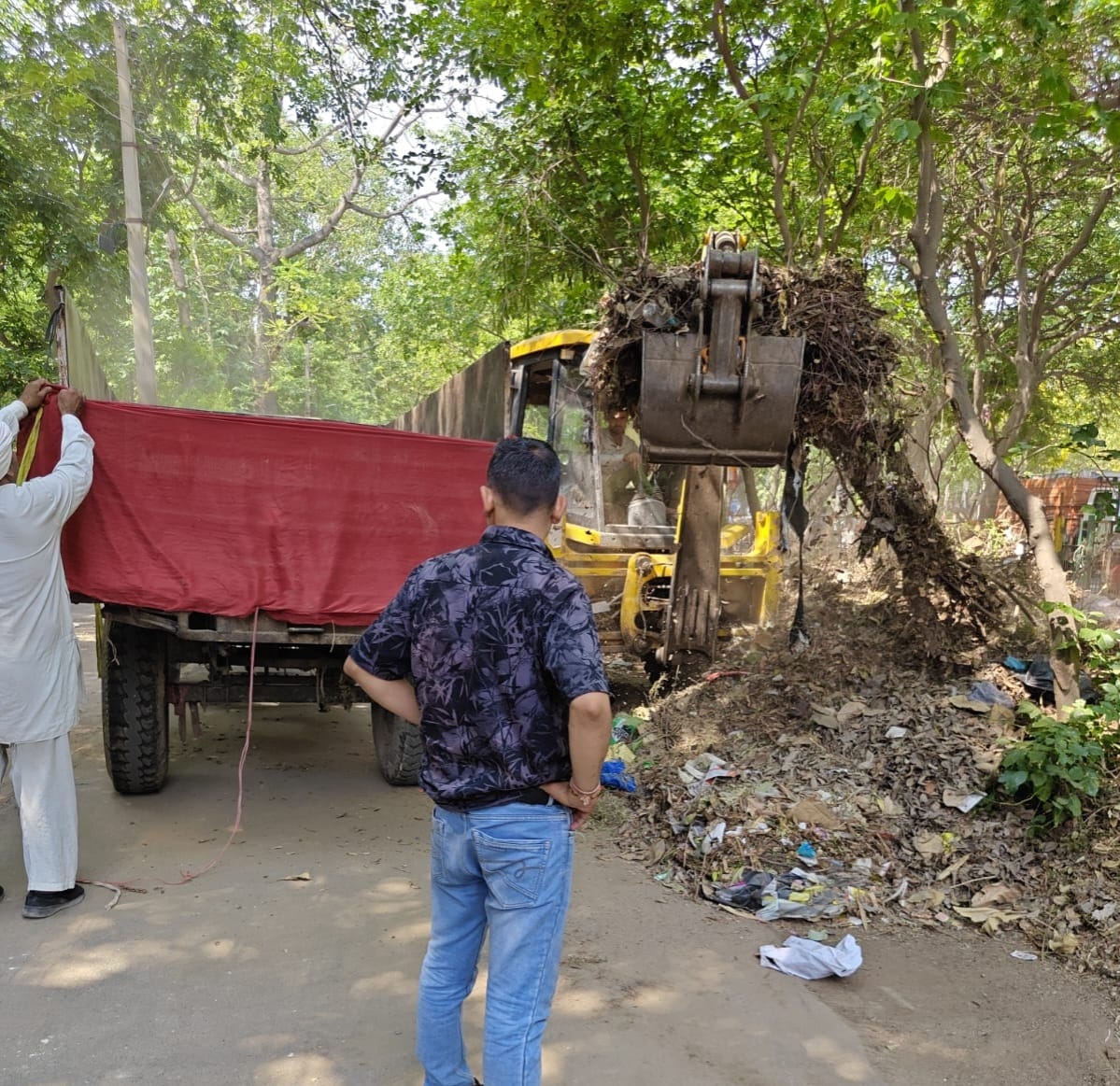 The sanitation teams of the Municipal Corporation are engaged in making the city clean and beautiful.