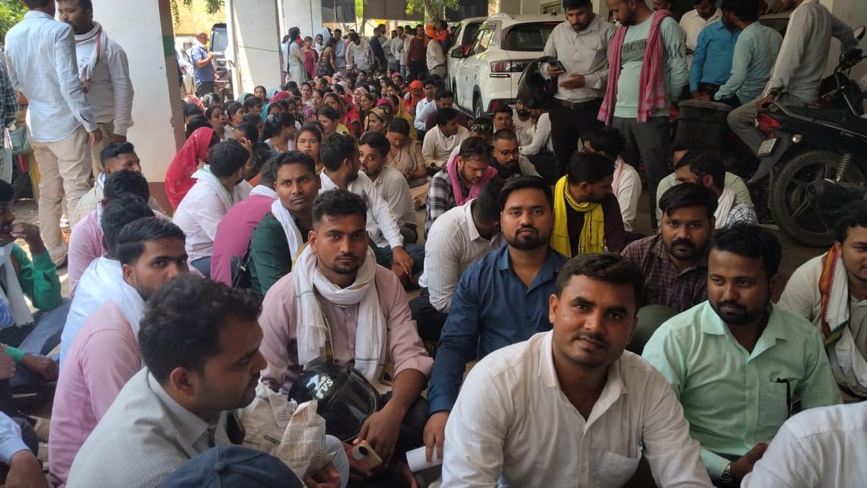 Panchayat assistants gheraoed the DPRO office demanding an honorarium of 30,000 rupees.