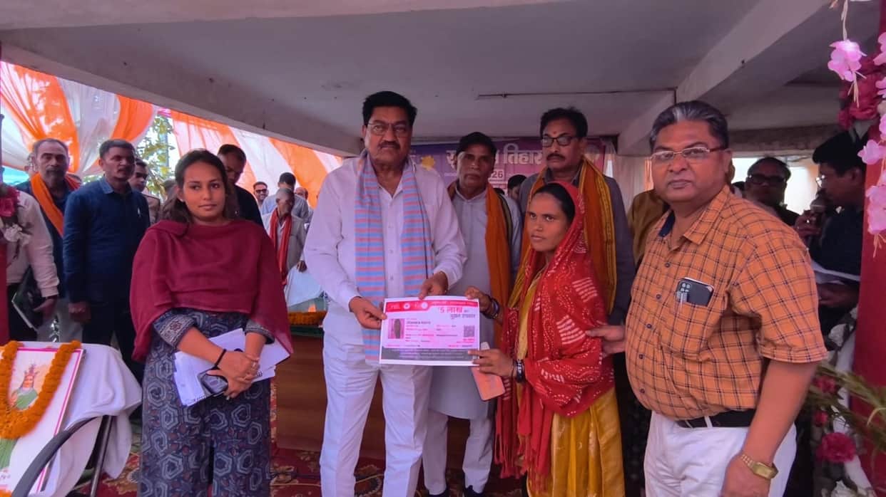 Minister Dayal Das Baghel extended benefits to beneficiaries In Bemetara