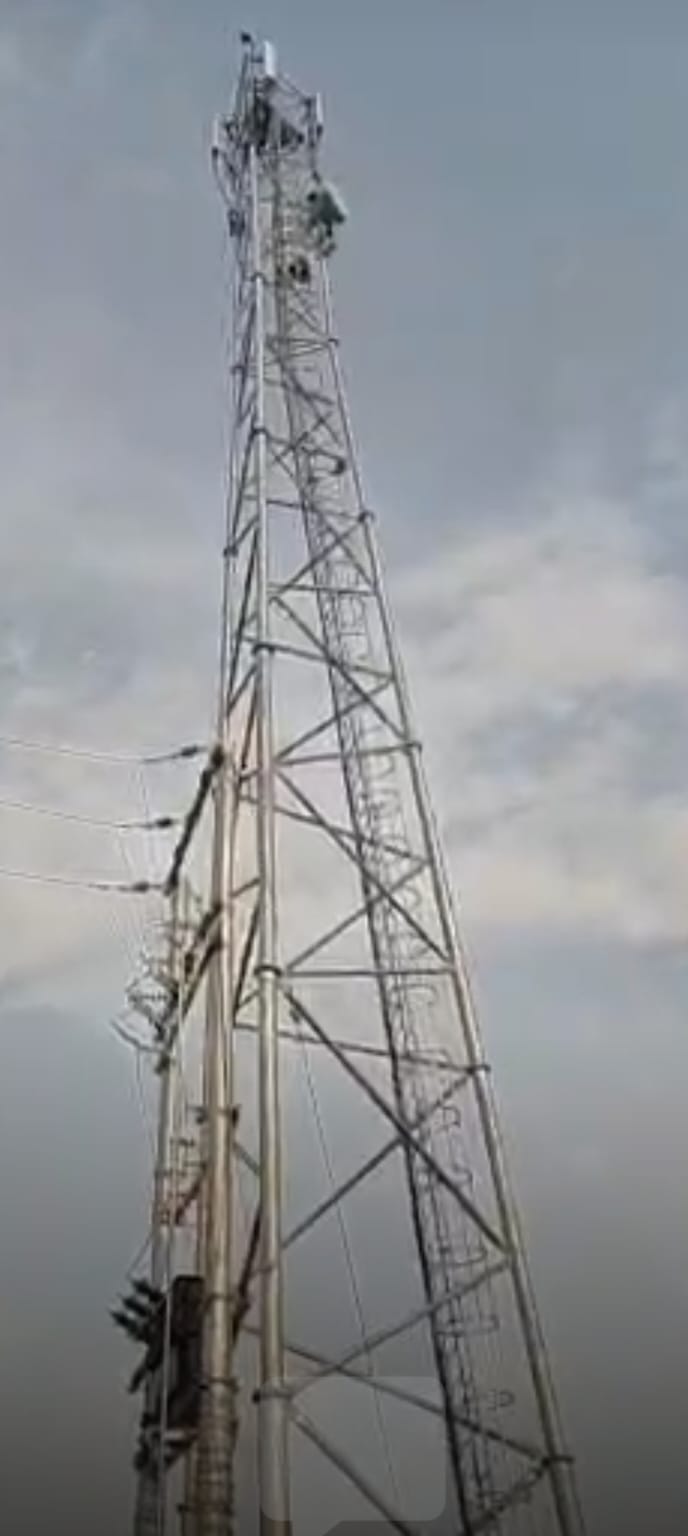 Girl climbs tower to call her lover